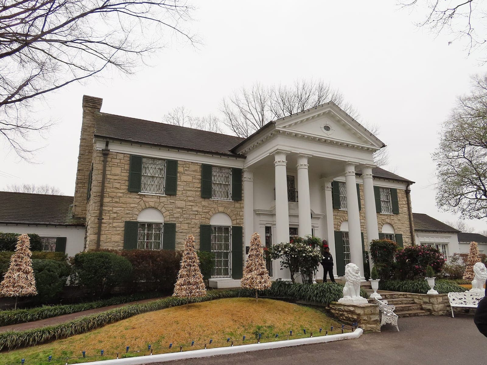The front of Graceland mansion in Memphis
